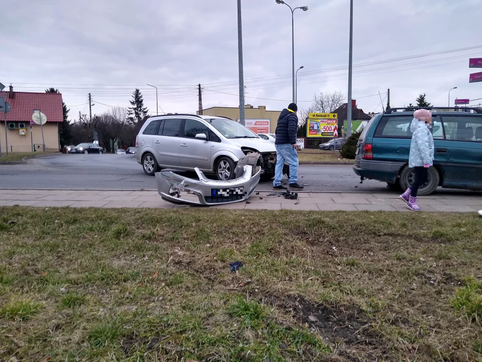 Kutno: Zderzenie dwóch opli. Na miejscu policja [ZDJĘCIA] - Zdjęcie główne