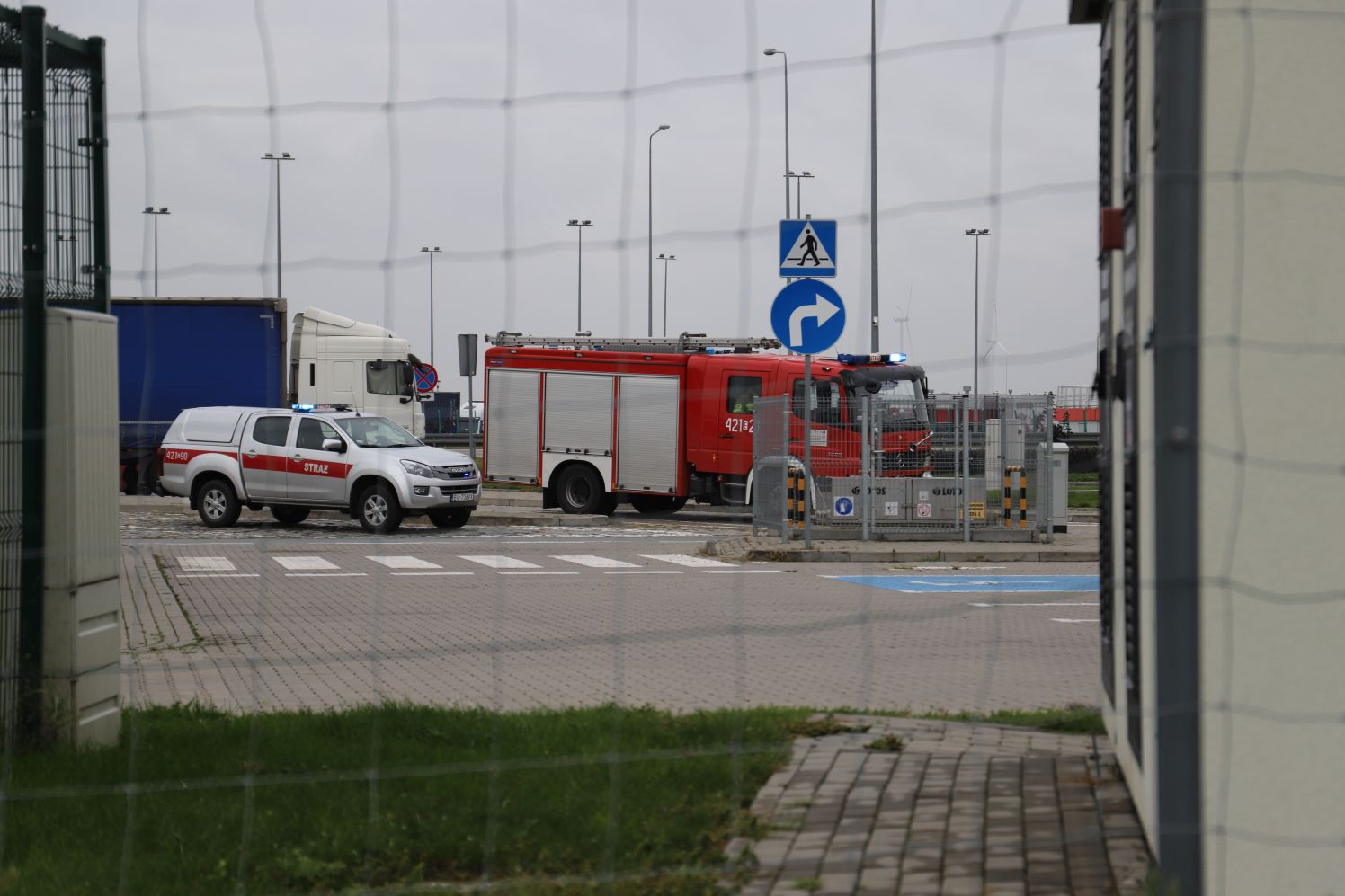 Na autostradzie A1 pod Kutnem doszło do wycieku z cysterny. Na MOP zadysponowano kilka zastępów straży