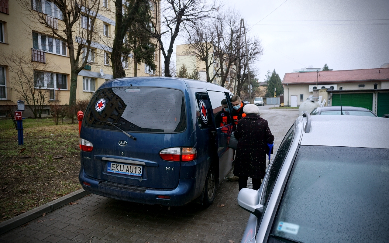 Urząd Miasta w Kutnie pomaga seniorom dostać się na szczepienie