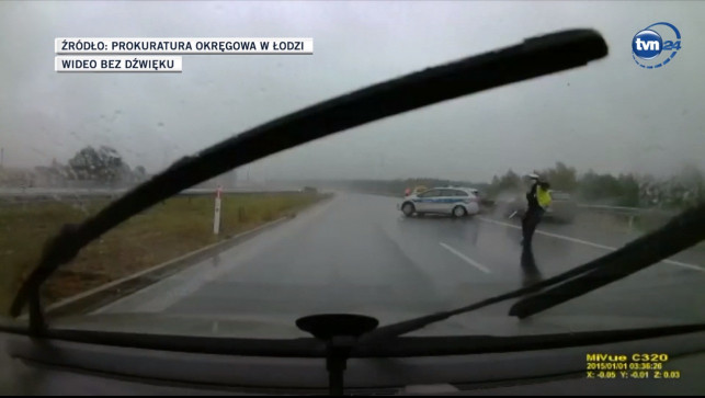 [WIDEO] Policjantowi cudem nic się nie stało. Jest nagranie z wypadku z udziałem radiowozu - Zdjęcie główne