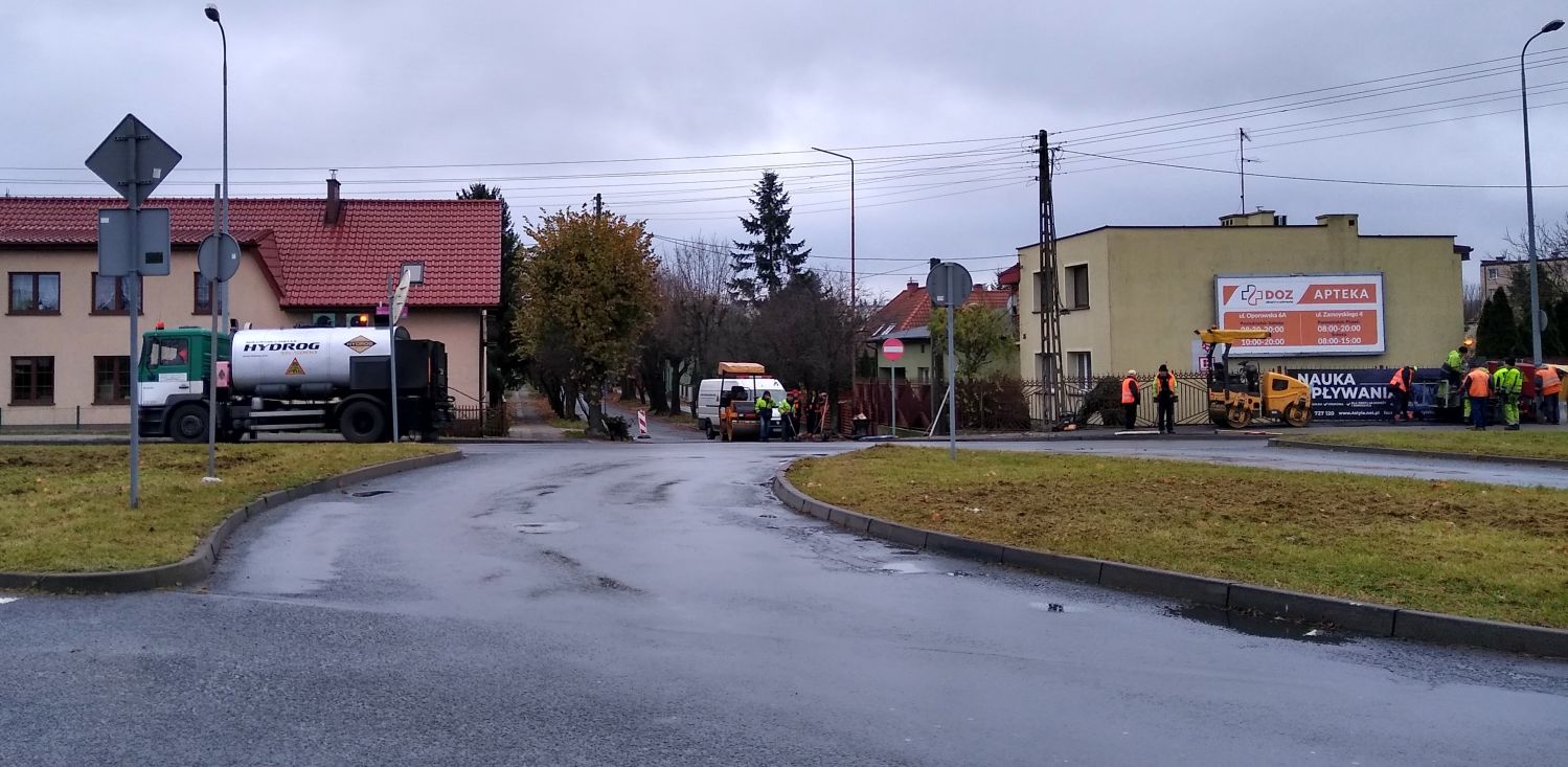 Niewielkie utrudnienia w ruchu tuż obok kutnowskiego wiaduktu. Trwają prace nad ścieżką rowerową