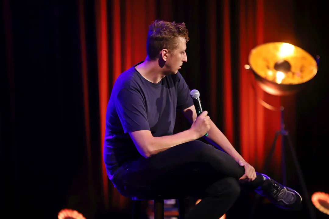 Stand-up na deskach KDK. Michał Leja i Piotrek Szumowski rozbawili publiczność
