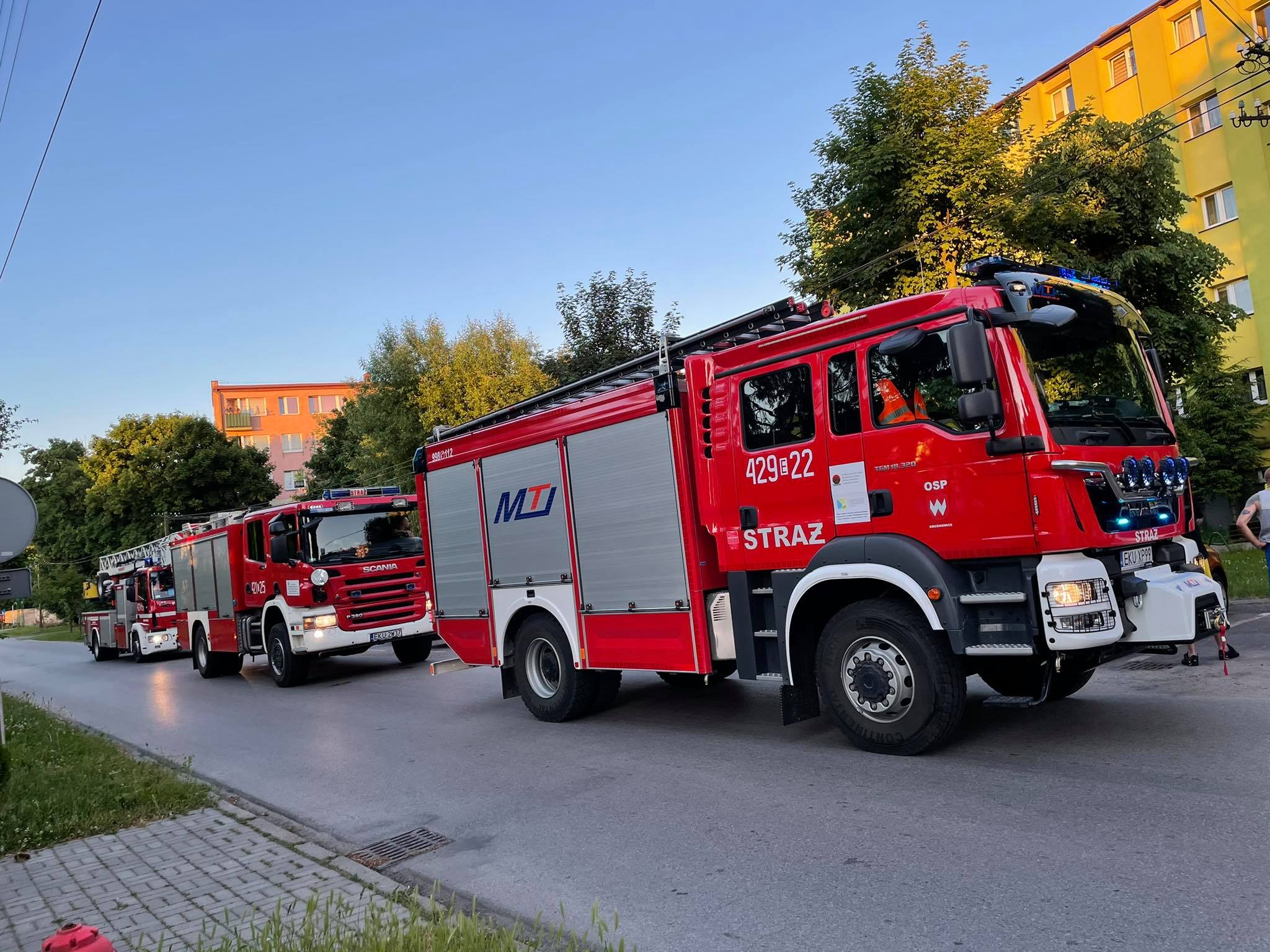 Kilka zastępów straży pożarnej prowadzi działania w Krośniewicach