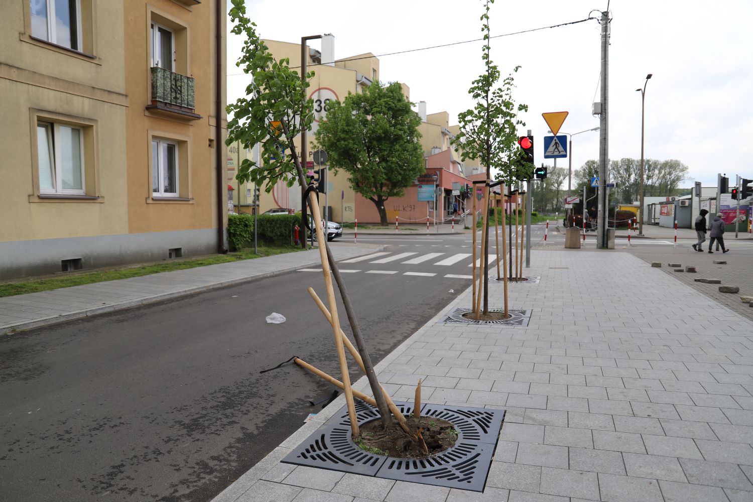 Weekend luzowania obostrzeń z wandalizmem w tle. Zniszczono zieleń w centrum Kutna