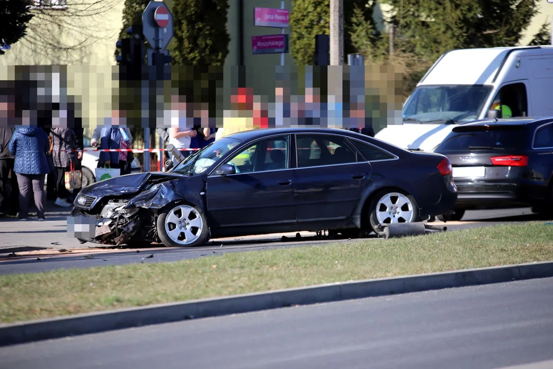 Poważna kraksa w Kutnie. Ogromne utrudnienia w centrum miasta [ZDJĘCIA] - Zdjęcie główne