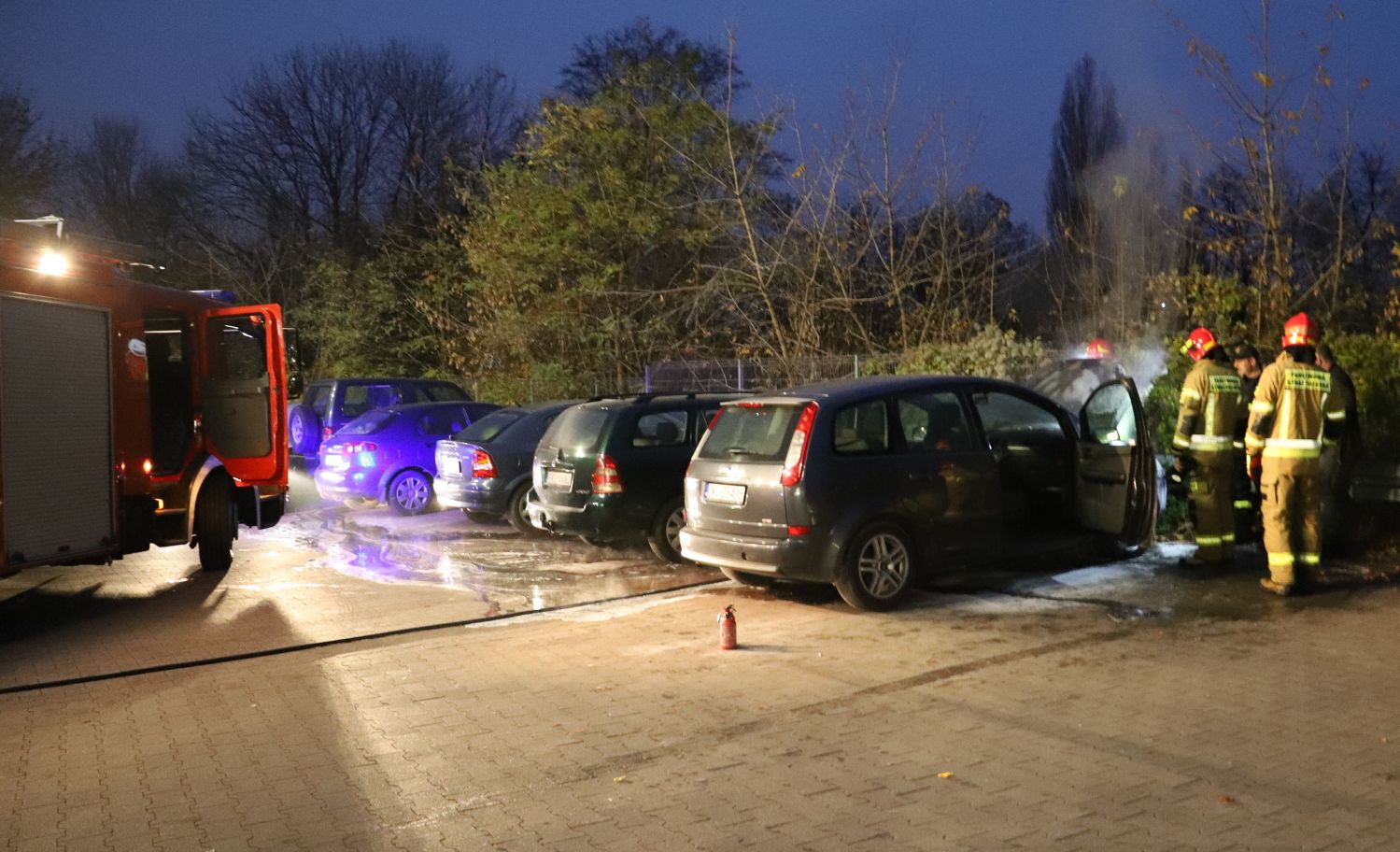 Straż pożarna prowadziła działania w związku z pożarem na parkingu jednej z kutnowskich Biedronek