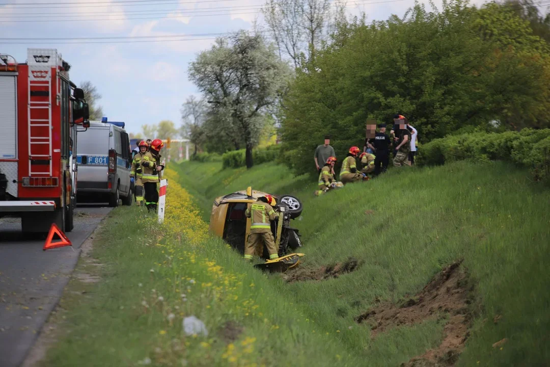 Znamy przyczyny dwóch zdarzeń drogowych do których doszło w Kutnie. Kierowcy jechali „na podwójnym gazie”