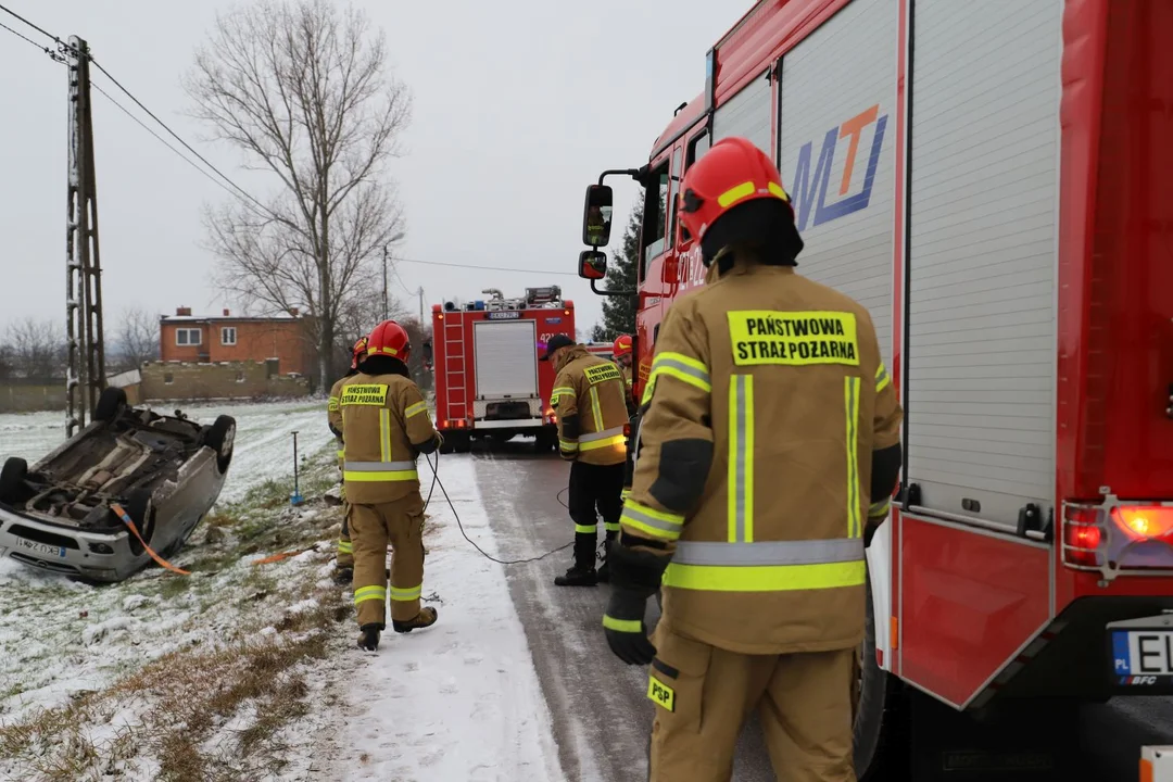 Wypadek pod Kutnem. Dachował samochód, jedna osoba ranna