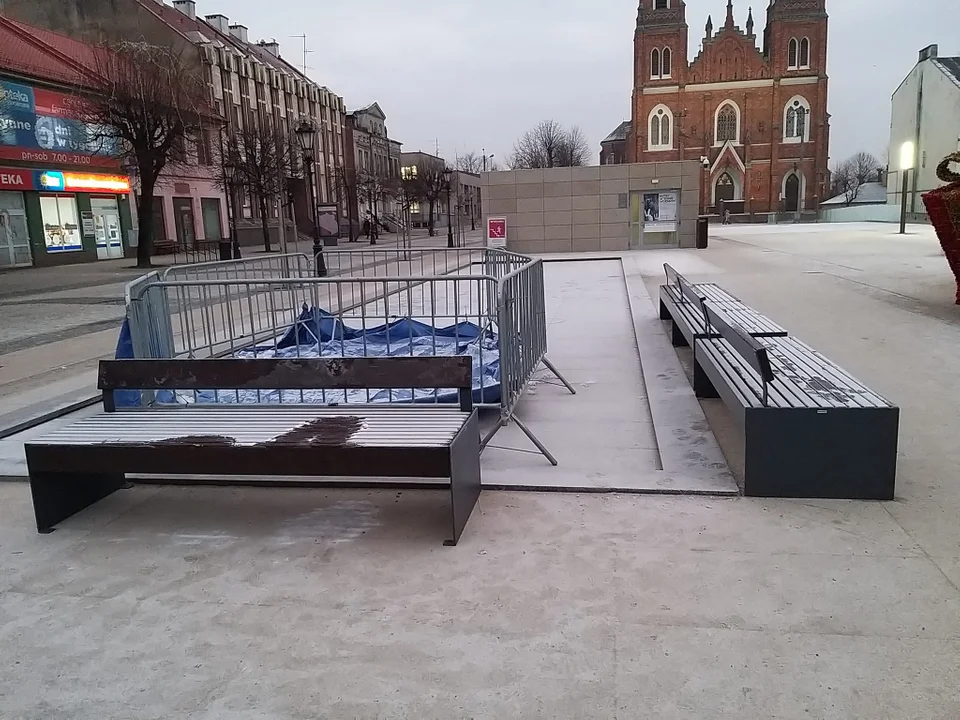 Przy fontannie na Placu Wolności pojawiły się ławki. Ma to zapobiec kolejnym uszkodzeniom