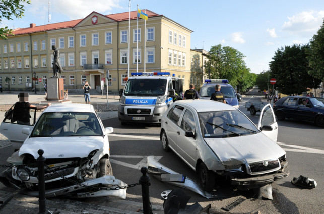 Pijany spowodował kraksę przed ratuszem - Zdjęcie główne