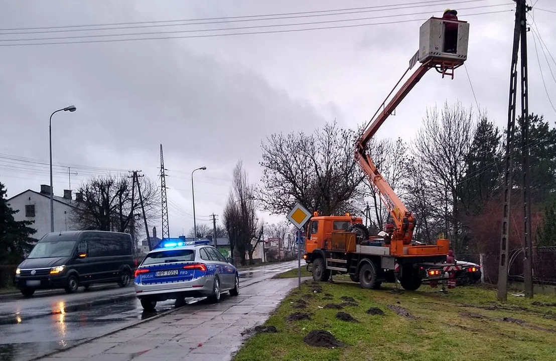 Kutno: auto uderzyło w słup. Część mieszkańców bez prądu [ZDJĘCIA] - Zdjęcie główne