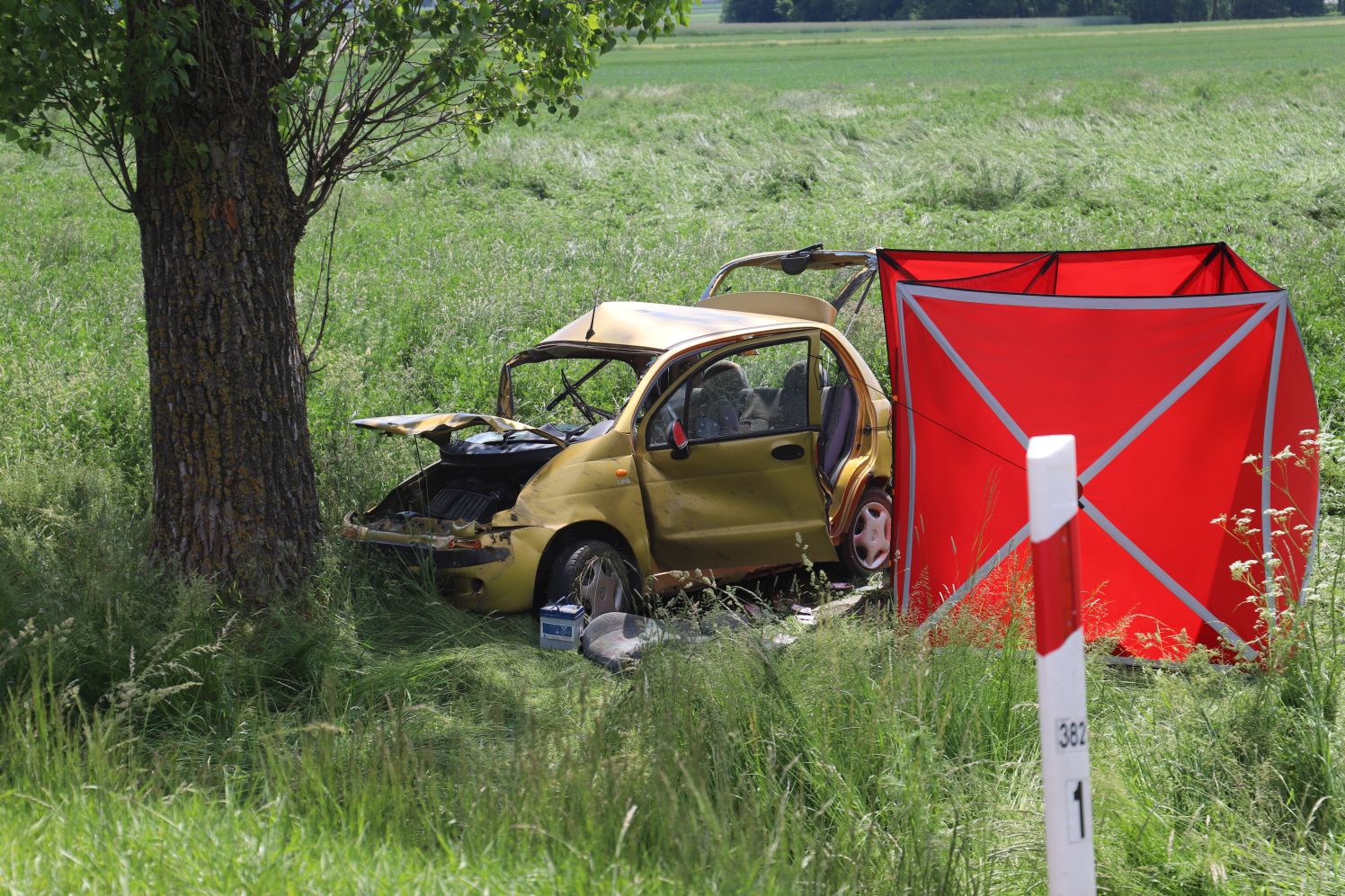 Na drodze krajowej między Kutnem a Łowiczem doszło do tragicznego wypadku w wyniku którego zginęły dwie osoby