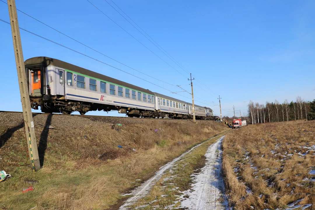 Pod Kutnem pociąg zderzył się z osobówką, zgineła kobieta, dzieci zabrane śmigłowcami do szpitala