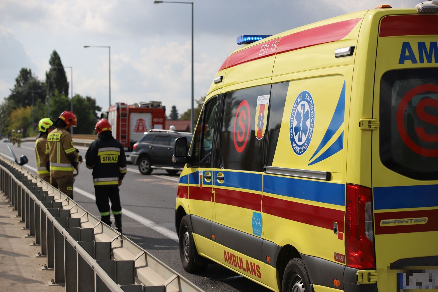 Kraksa z udziałem dwóch aut na wiadukcie. Są osoby poszkodowane 