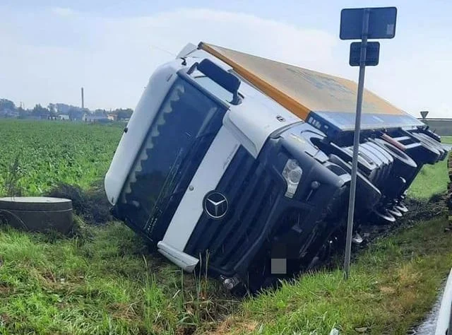 Groźnie na obwodnicy. Ciężarówka wpadła do rowu [FOTO] - Zdjęcie główne