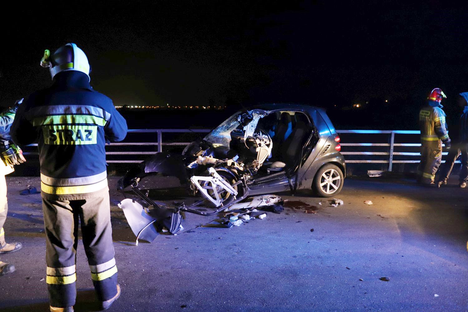 Wypadek pod Kutnem: smart zderzył się z ciągnikiem, kierowca samochodu kompletnie pijany