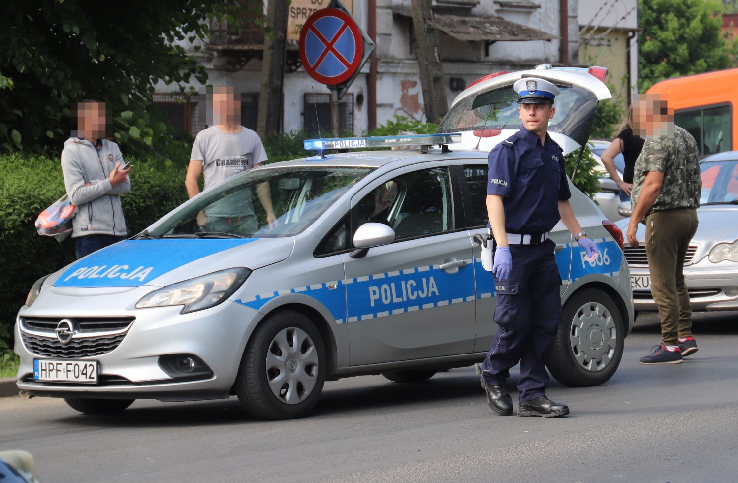 W Kutnie niedaleko targowicy samochód potrącił dziecko. Chłopiec został zabrany do szpitala