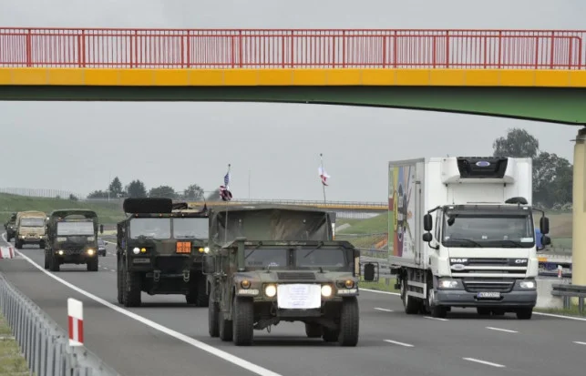 Wzmożony ruch wojsk na drogach i w powietrzu. Urząd apeluje o zachowanie ostrożności - Zdjęcie główne