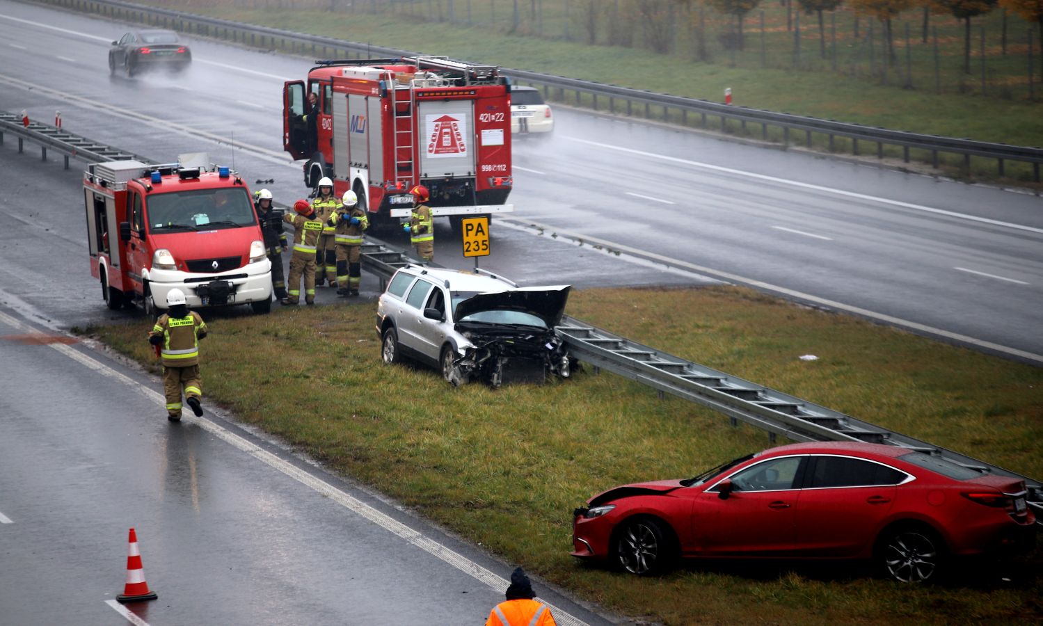 Akcja służb na autostradzie pod Kutnem. Zderzyły się dwie osobówki