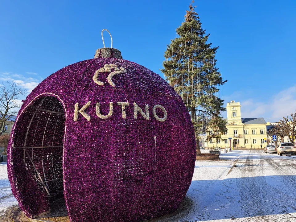 W centrum Kutna czuć już świąteczny klimat. Kiedy rozbłysną miejskie iluminacje? [FOTO] - Zdjęcie główne