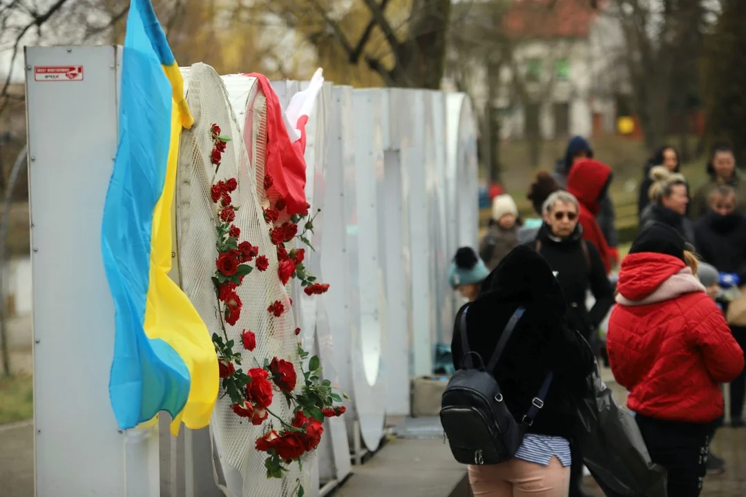 Uchodźcy z Ukrainy wspólnie wysprzątali Park Traugutta w Kutnie