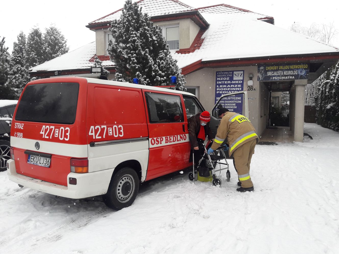 [FOTO] Szczepienia przeciwko COVID-19: strażacy z powiatu kutnowskiego pomagają mieszkańcom - Zdjęcie główne