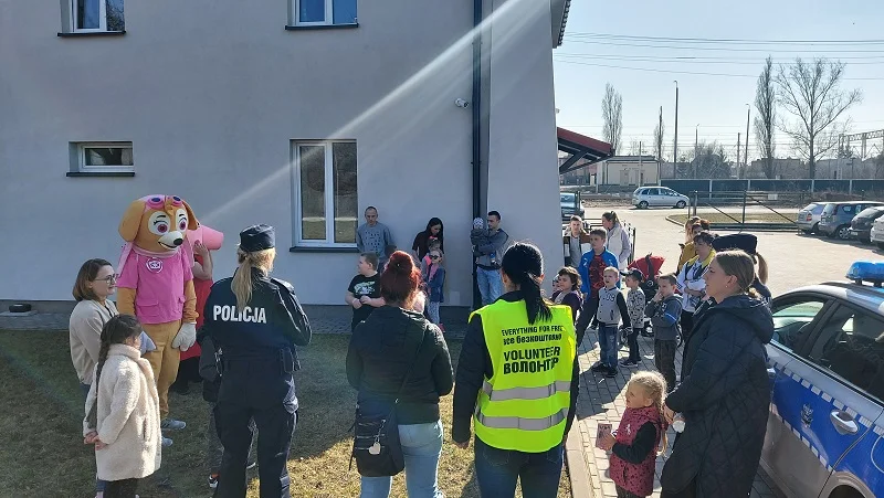 Policjanci z kutnowskiej komendy wraz z „pluszowymi maskotkami” spotkali się z dziećmi z mieszkań wspomaganych w Kutnie przy ul. Majdany