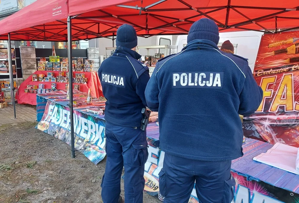 Policjanci kontrolują punkty sprzedaży fajerwerków. Na co zwracają uwagę? - Zdjęcie główne