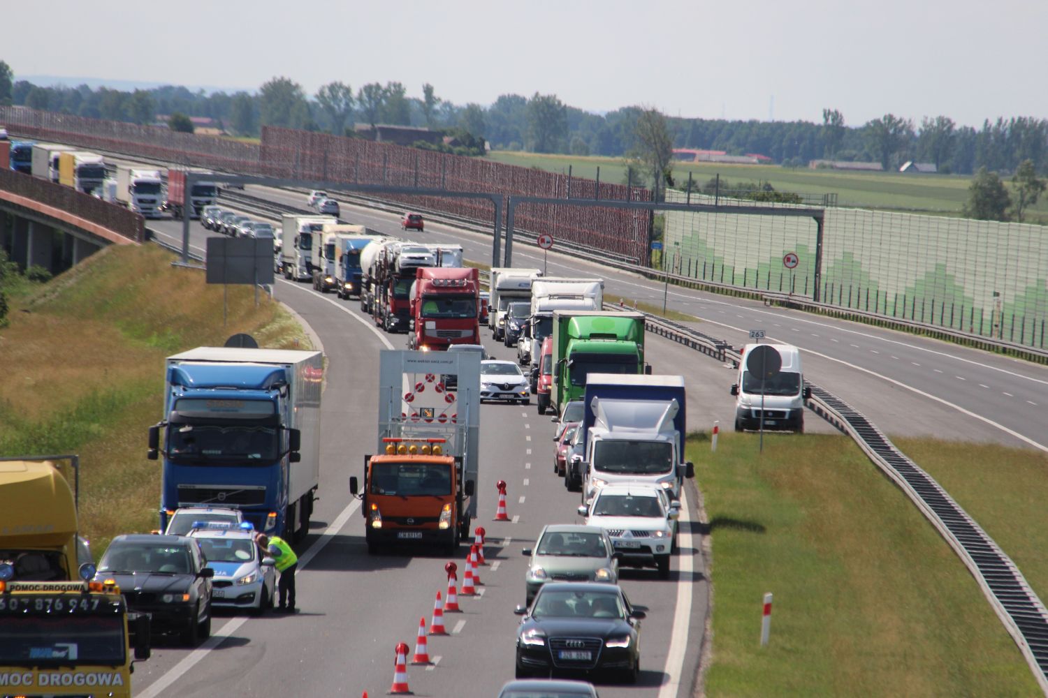 Ciężarówka wypadła z jezdni. Utrudnienia na autostradzie pod Kutnem - Zdjęcie główne