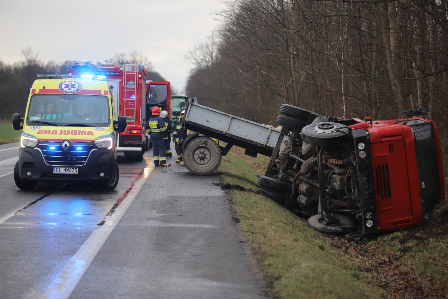 [ZDJĘCIA] Wypadek na drodze krajowej: ciężarówka w rowie, są utrudnienia w ruchu - Zdjęcie główne