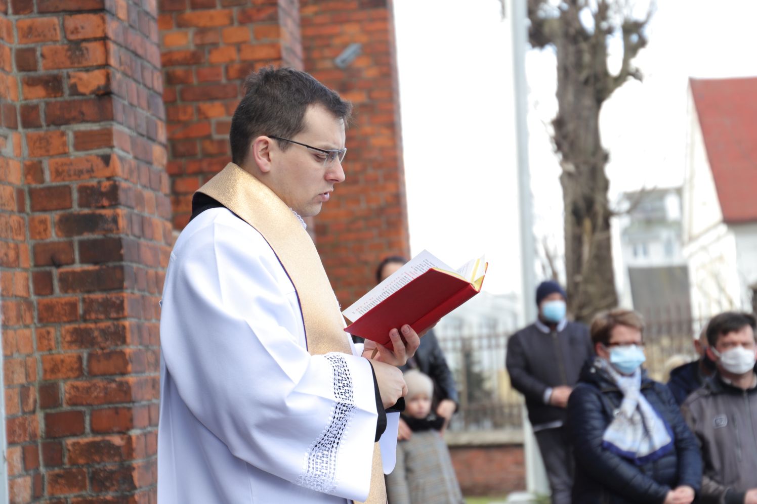 Kutnianie zgodnie z wielkanocną tradycją udają się do kościołów poświęcić pokarmy