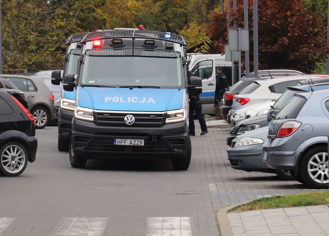 Policja zabezpiecza przejazd kibiców Lecha Poznań przez Kutno