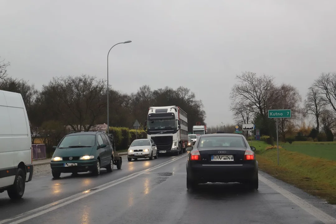 Ciężarówka zablokowała rondo. Spore utrudnienia pod Kutnem