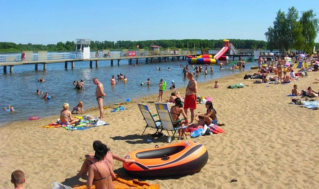 To już w ten weekend: sezon kąpielowy czas start! Gdzie nad jezioro blisko Kutna? - Zdjęcie główne