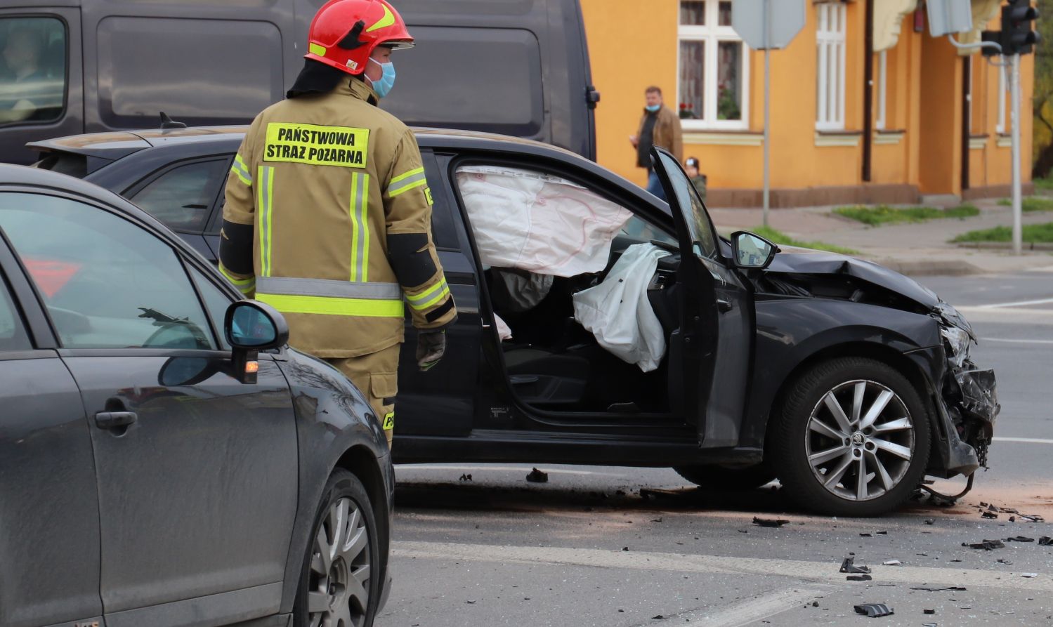 W centrum Kutna doszło do kraksy z udziałem kilku samochodów