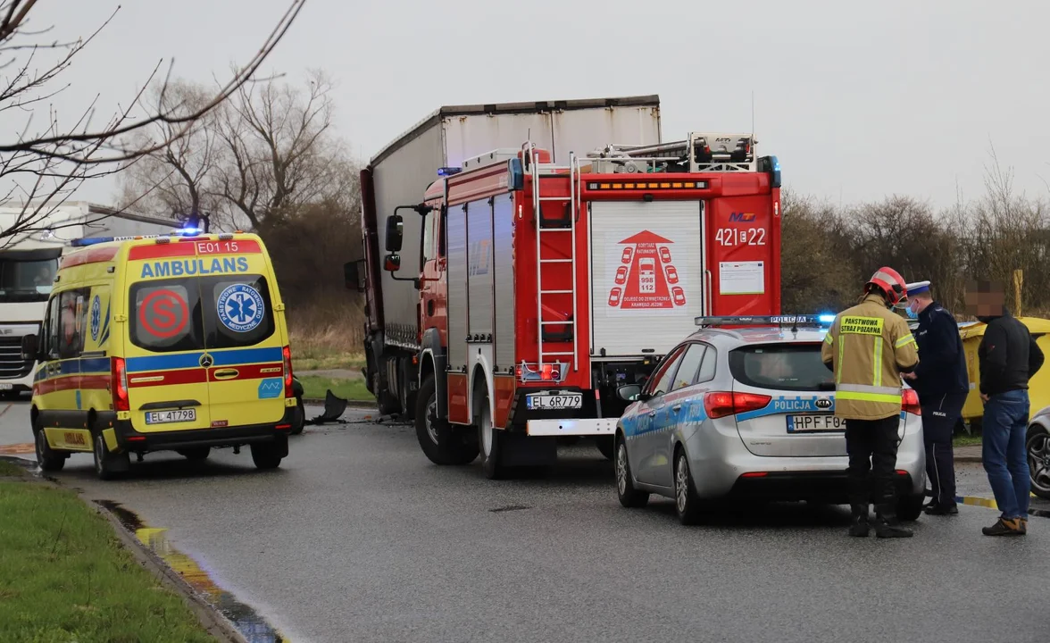 Zablokowana autostrada! Przewróciła się ciężarówka ze złomem - Zdjęcie główne