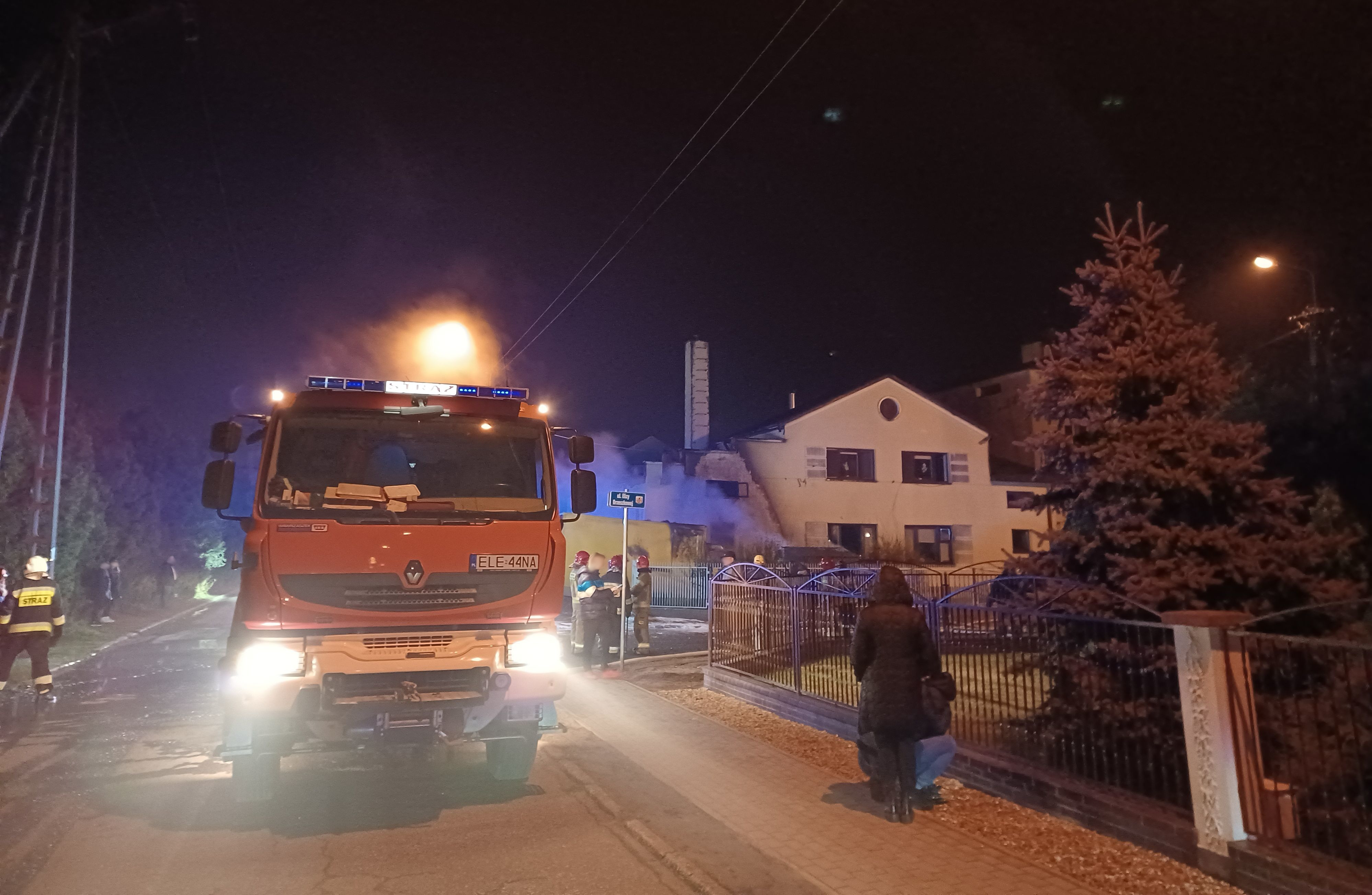 Duży pożar w Łęczycy. Zapalił się samochód dostawczy i budynek piekarni