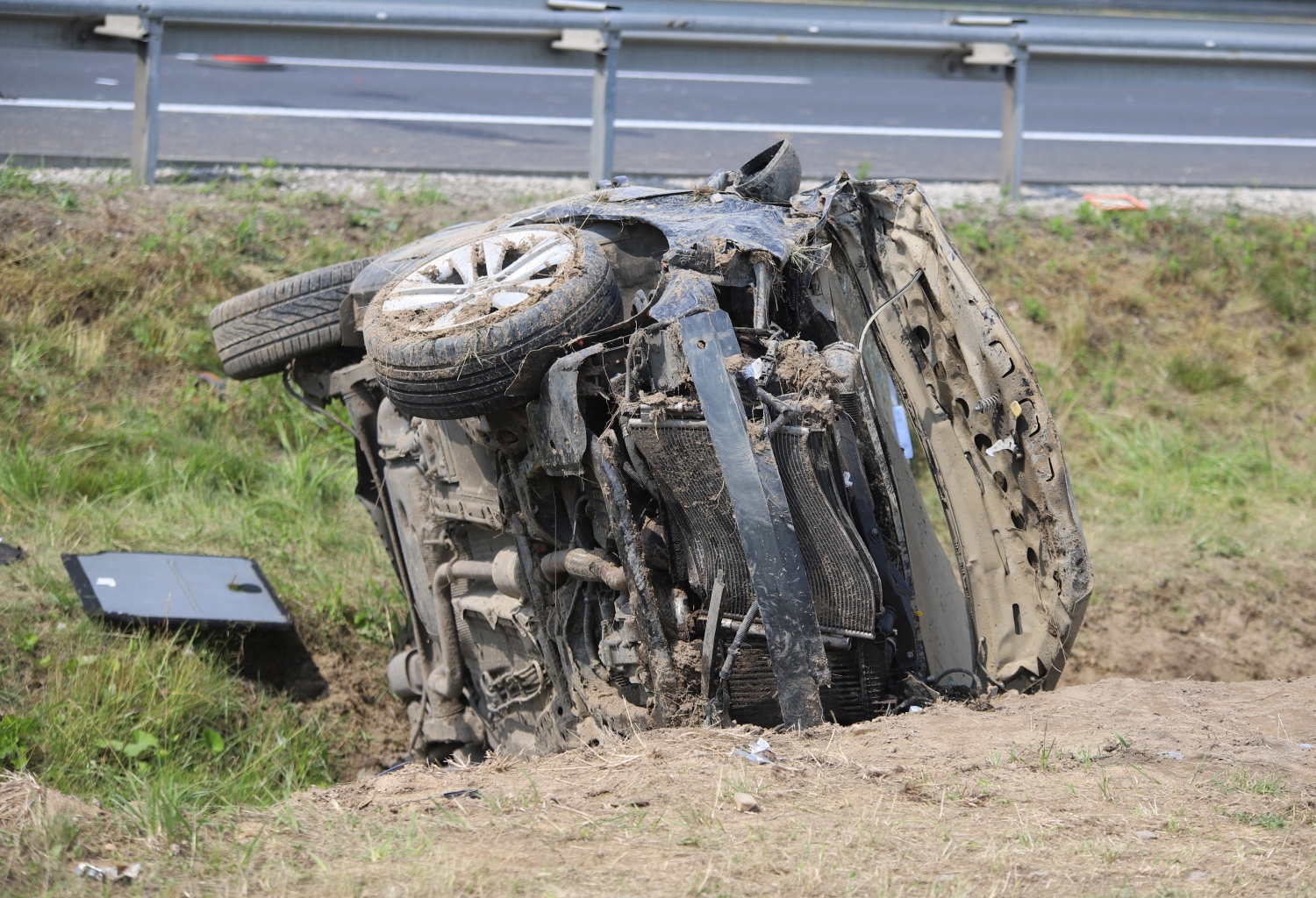 [ZDJĘCIA] Osobówka roztrzaskała się na autostradzie. Są ranni, lądował śmigłowiec LPR - Zdjęcie główne