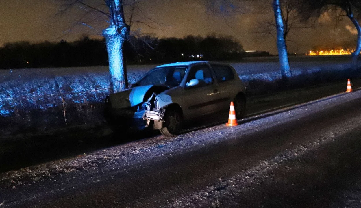 Pod Kutnem doszło do kraksy z udziałem trzech samochodów, na drogach w wyniku oblodzenia panują trudne warunki