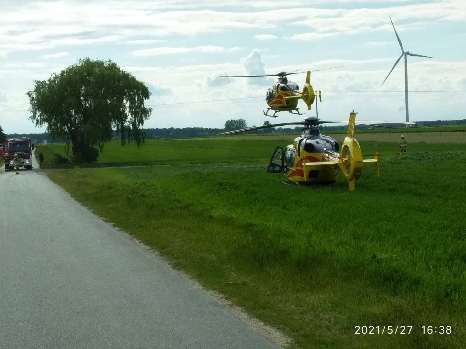 Pod Kutnem lądowały dwa śmigłowce Lotniczego Pogotowia Ratunkowego. Dwaj mężczyźni spadli z balkonu