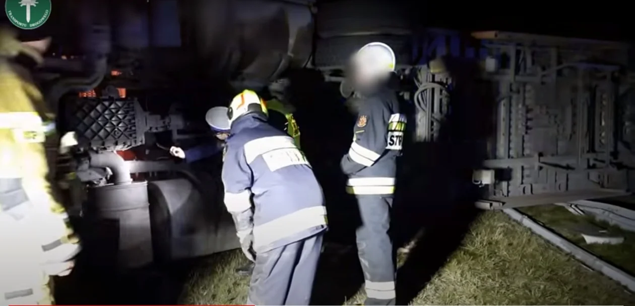 Na autostradzie A2 niedaleko Dąbia i Koła doszło do wypadku w wyniku którego ciężarówka przygniotła kierowcę. Mężczyzna zmarł