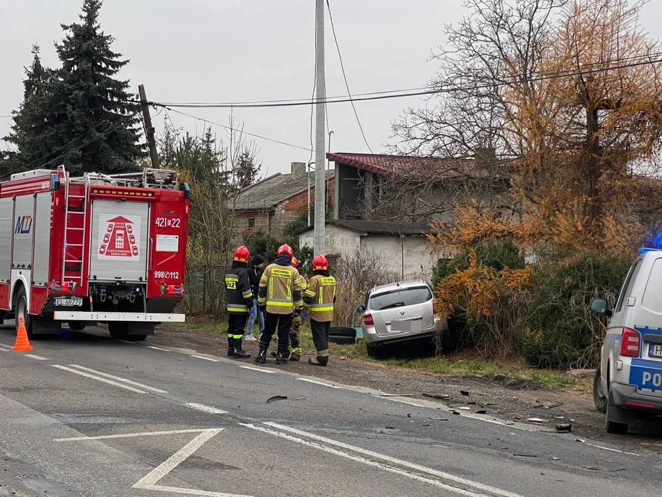 Pod Kutnem doszło do wypadku, na drodze krajowej trwa akcja służb