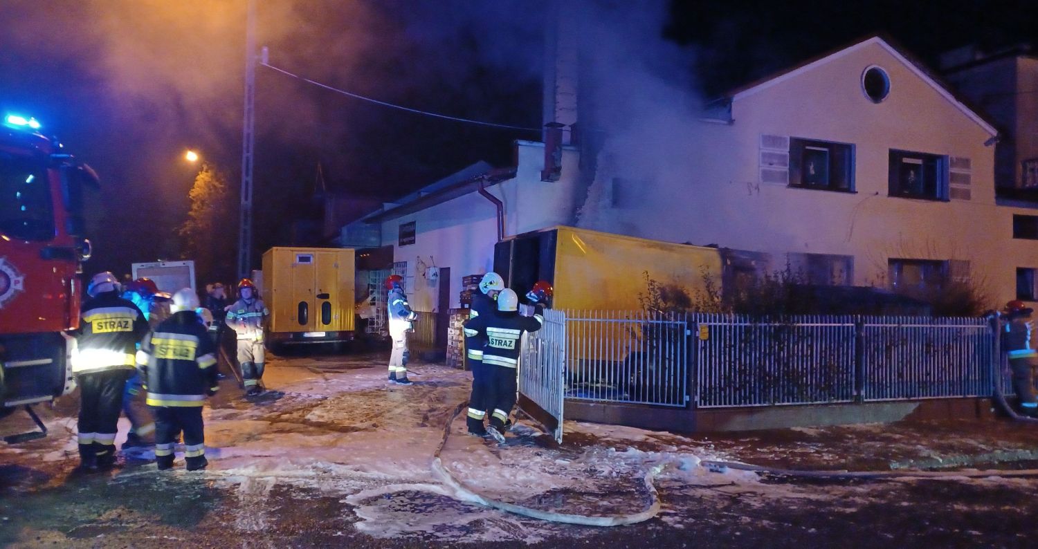 Duży pożar w Łęczycy. Zapalił się samochód dostawczy i budynek piekarni