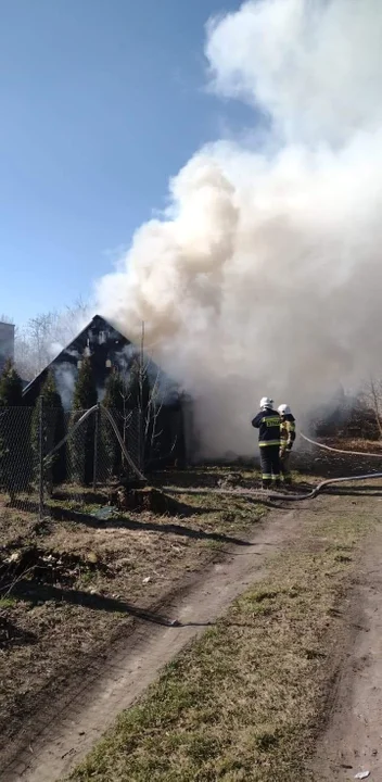 Groźny pożar pod Kutnem. Drewniany budynek doszczętnie spłonął 