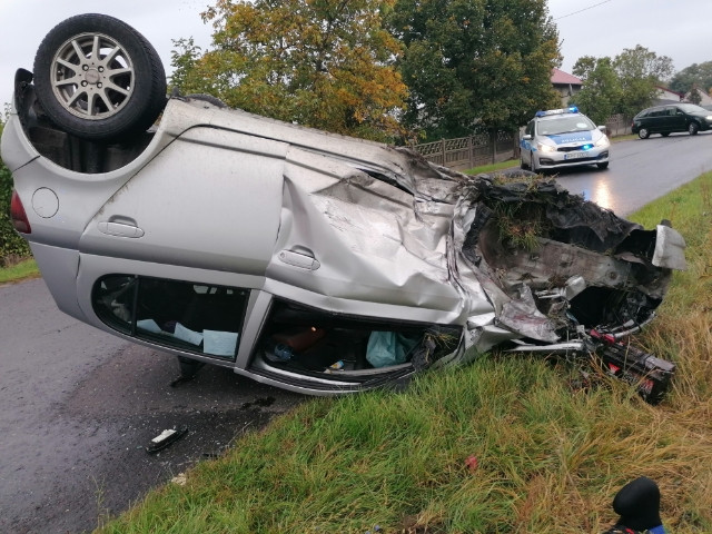 Ciężkie dachowanie na prostej drodze! Dwie osoby w szpitalach - Zdjęcie główne