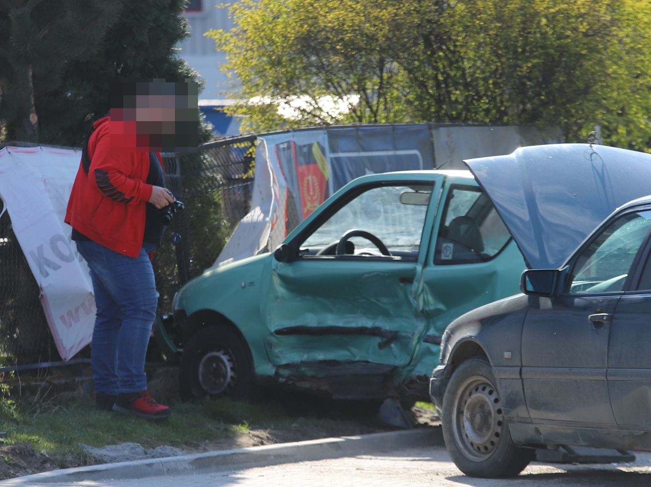 Na Chopina w Kutnie doszło do kraksy z udziałem osobowego emrcedesa i fiata