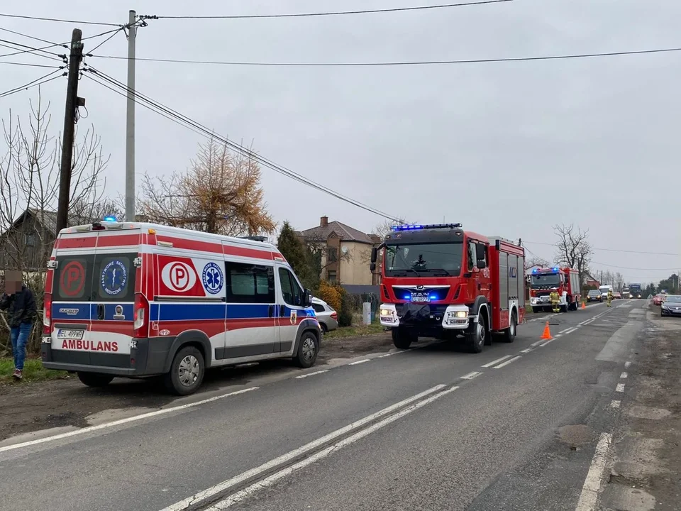 Pod Kutnem doszło do wypadku, na drodze krajowej trwa akcja służb