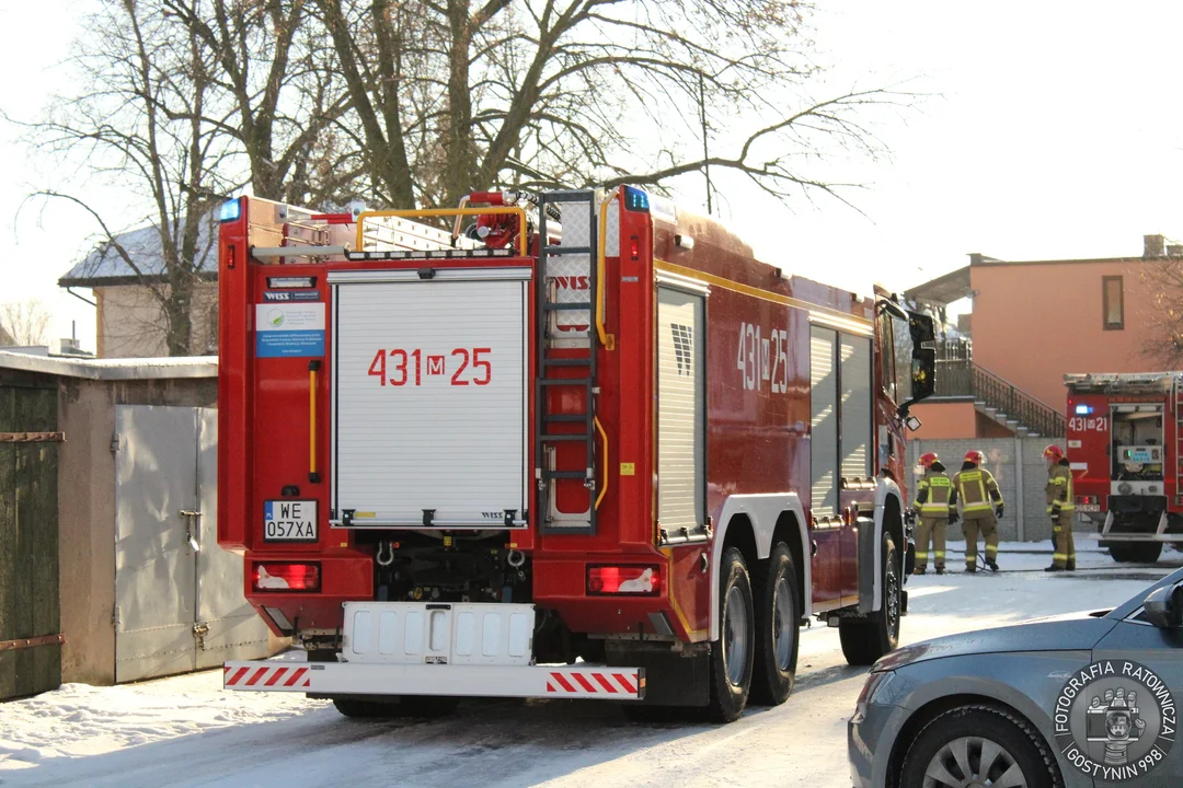 Pożar samochodu w Gostyninie. Z ogniem walczyły dwa zastępy straży pożarnej