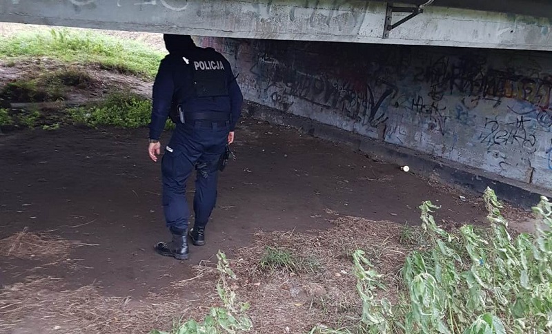 Kutnowscy policjanci sprawdzają miejsca w których mogą przebywać bezdomni