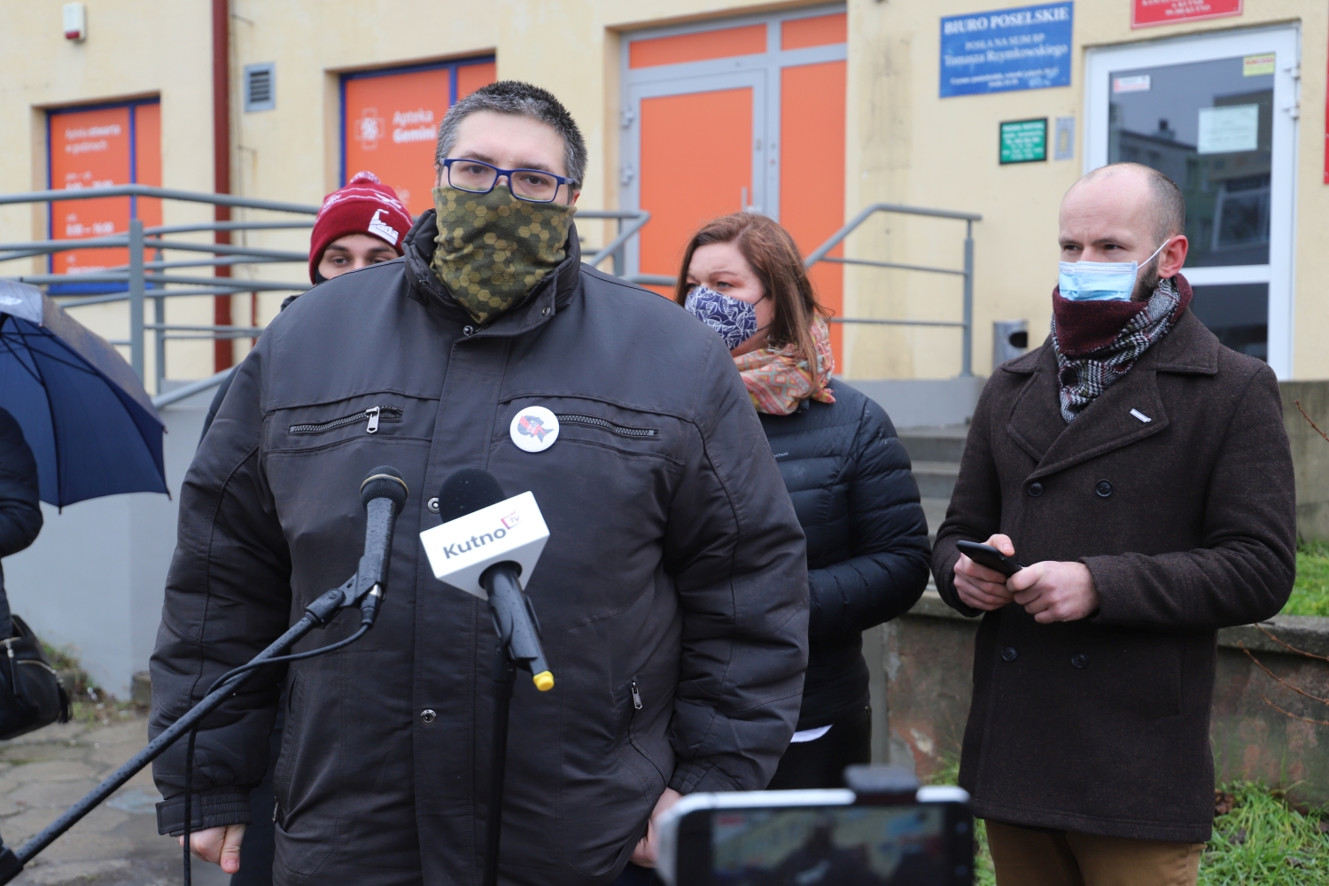 [ZDJĘCIA] Mocne słowa Lewicy pod biurem posła Rzymowskiego. "To jest wstyd dla Kutna" - Zdjęcie główne